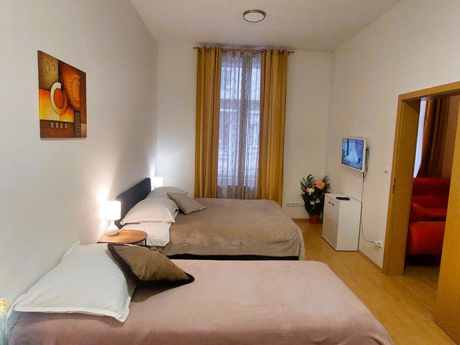 Prostorny Byt V Centru 3 Kk 80 M2 Градец-Кралове Экстерьер фото